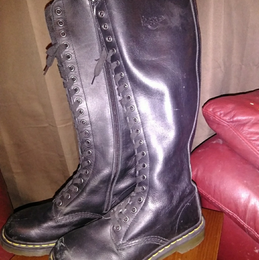 Rare Dr. Martens 20 eyelet lace up black boots